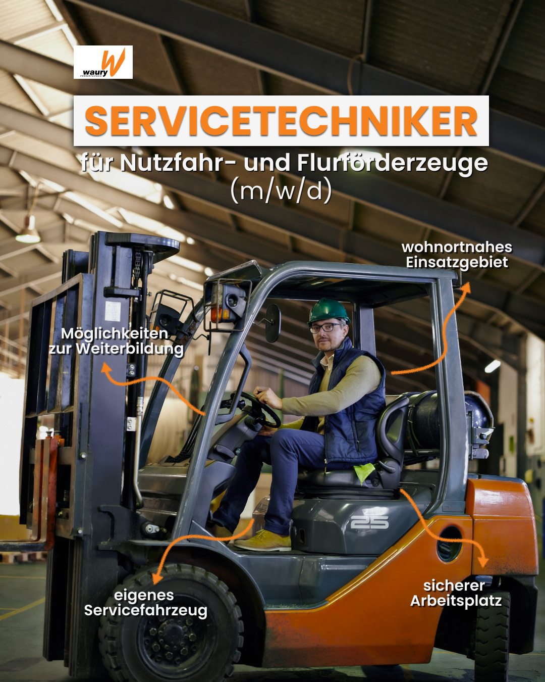Servicetechniker fährt Gabelstapler in Lagerhalle, eigenes Servicefahrzeug